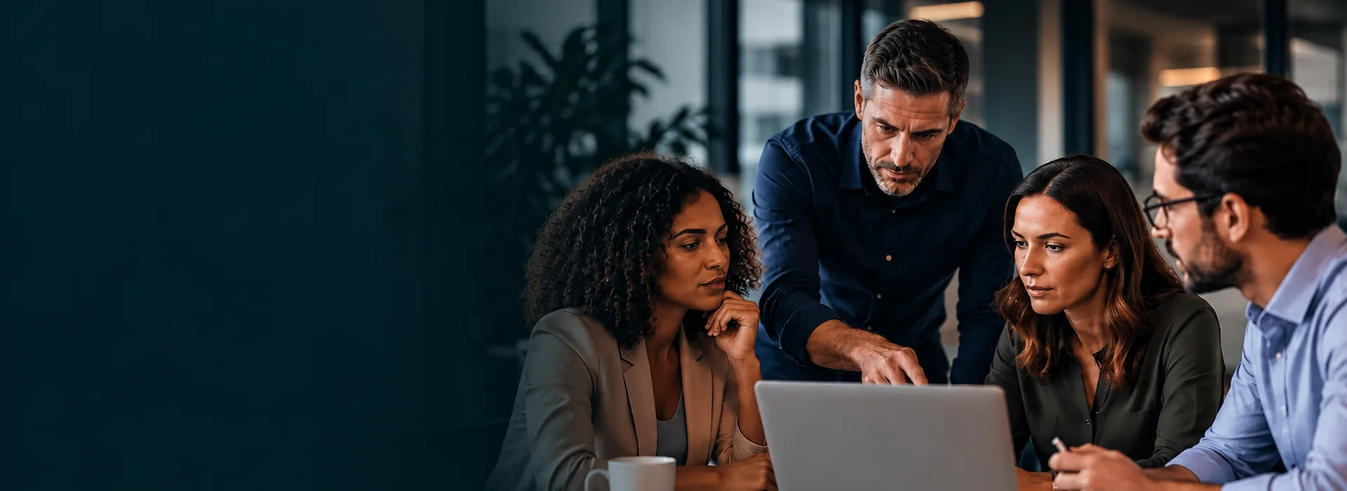 Profissionais reunidos em ambiente corporativo durante uma conversa de trabalho